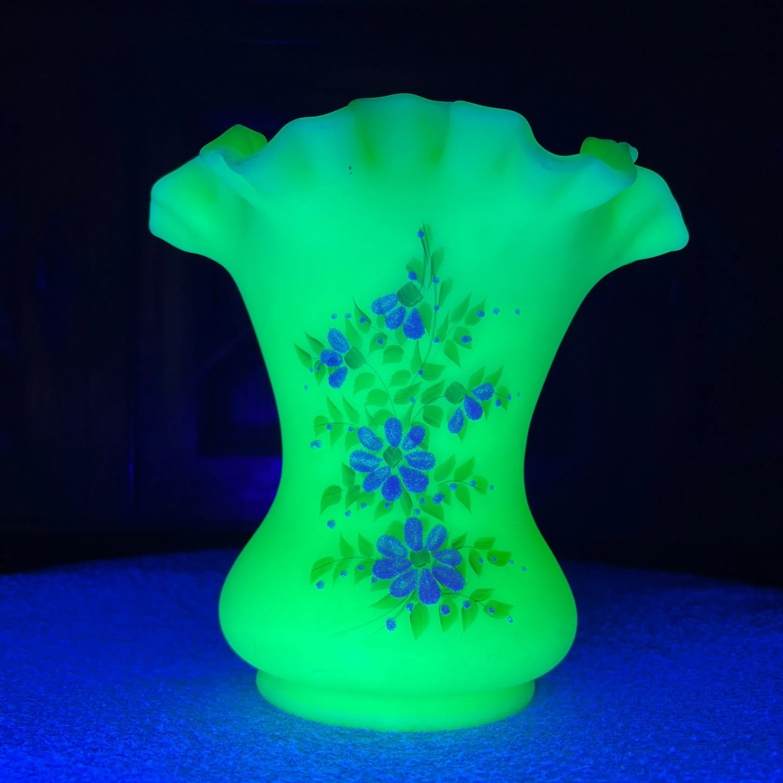 1970s Daisies on Custard Vase by Fenton - 9