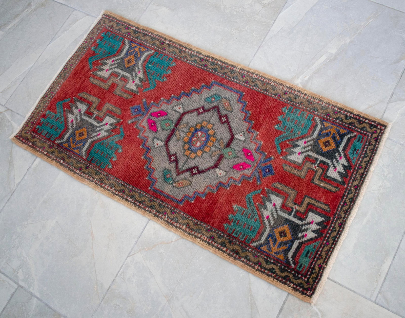 1970s Hand Knotted Small Oushak Rug Faded Mini Rug Mat - 1'8" X 3'2" - 10