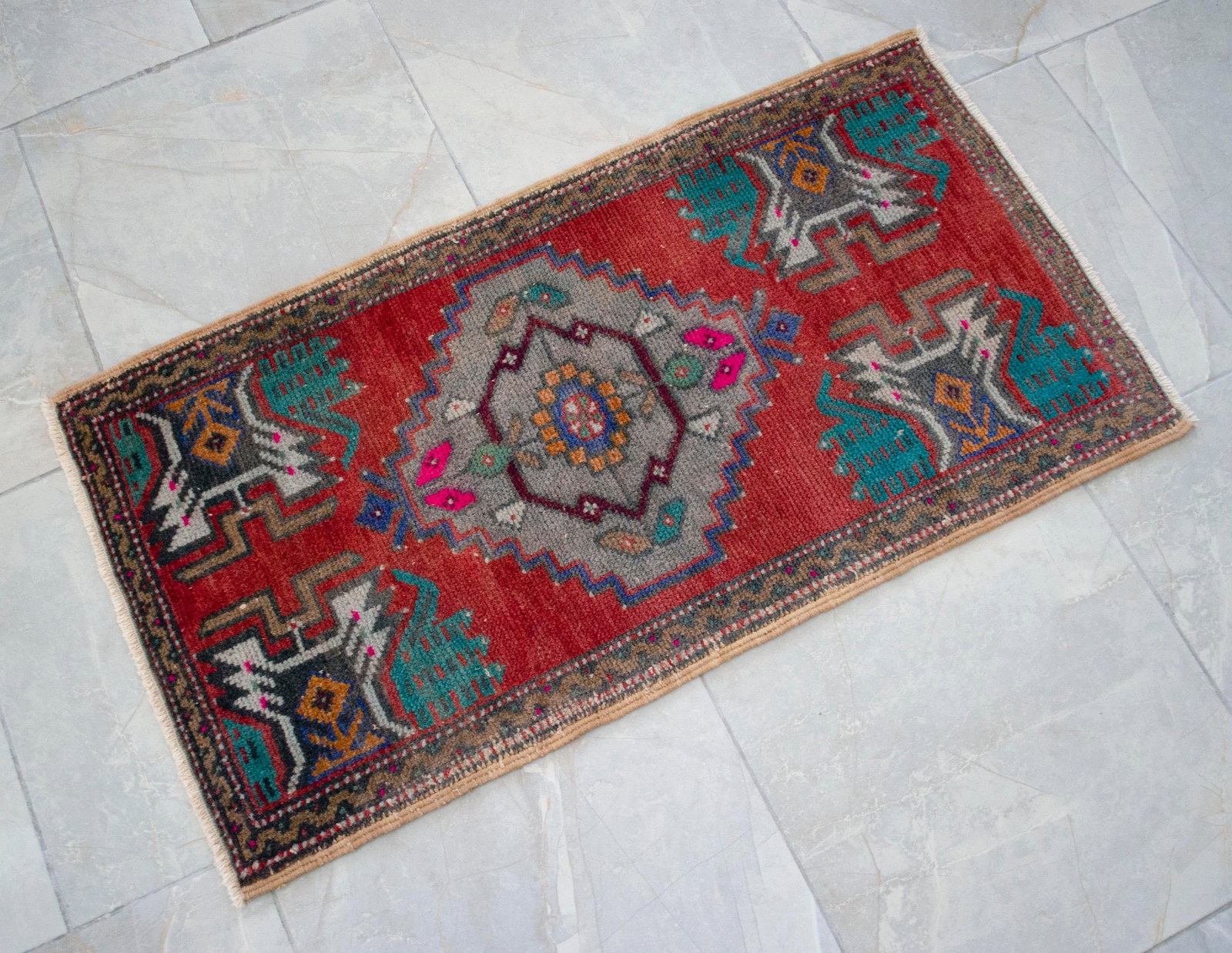 1970s Hand Knotted Small Oushak Rug Faded Mini Rug Mat - 1'8" X 3'2" - 12