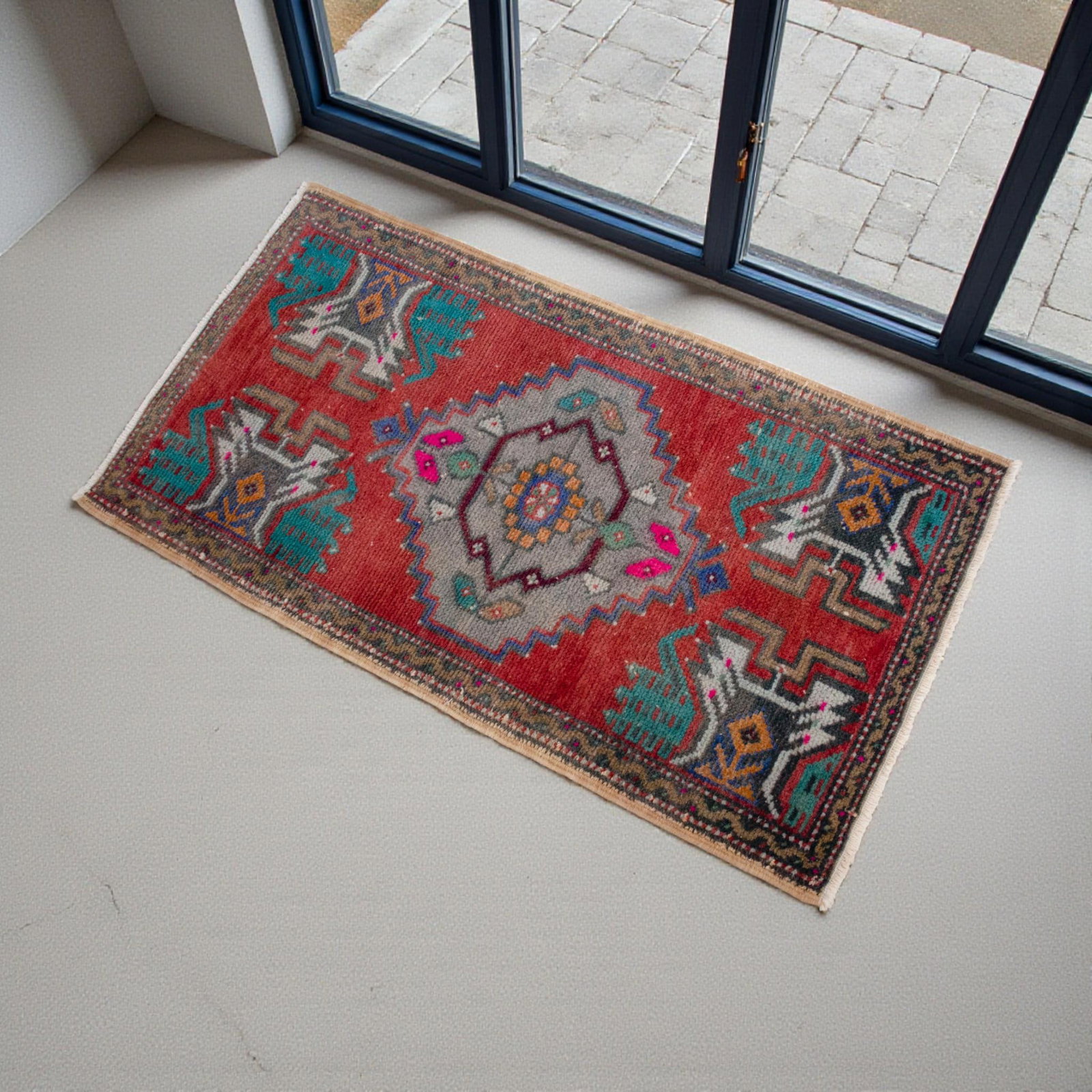 1970s Hand Knotted Small Oushak Rug Faded Mini Rug Mat - 1'8" X 3'2" - 2