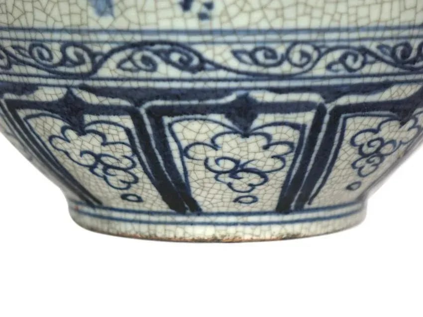 18th Century Chinese Porcelain Vase - 4