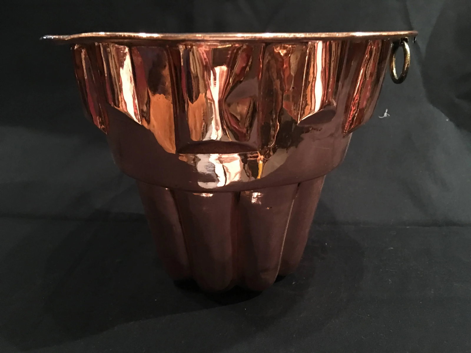 English Polished Copper Jelly Mould With a Round Iron Handle, 19th Century - 2