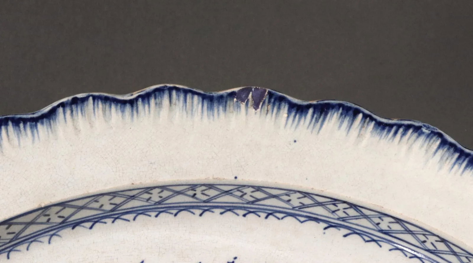 Pagoda Paradise: Rare English Pearlware Shell-Edged Dish in Blue Chinoiserie - 5