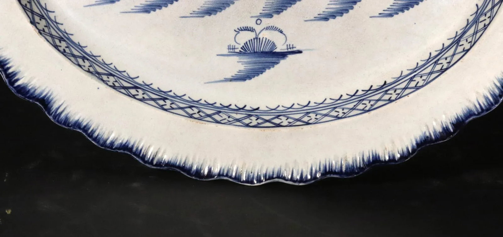 Pagoda Paradise: Rare English Pearlware Shell-Edged Dish in Blue Chinoiserie - 6