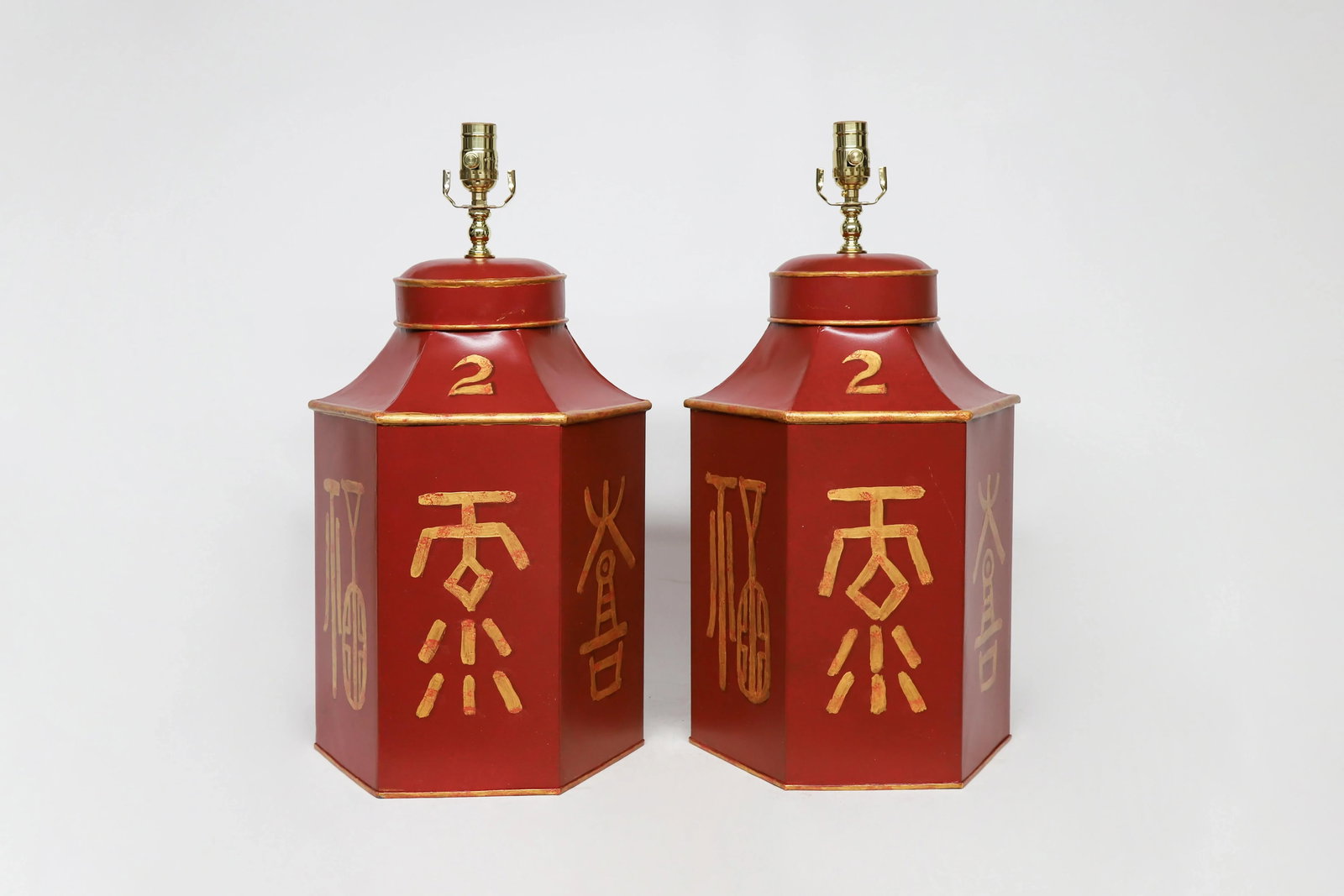 Late 20th Century Vintage Red Painted Chinese Characters Tole Tea Caddy Lamp "No.3" - 7