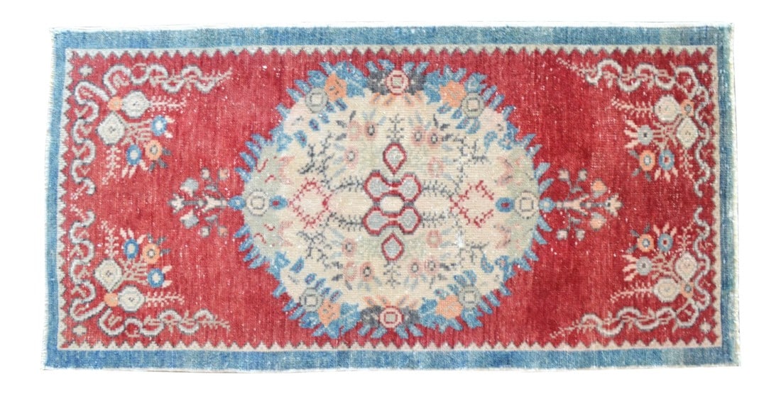 Distressed Area Rug Hand Knotted Colorful Oushak Medallion Rug - 2'5'' X 4'9'': This is a beautiful vintage hand knotted distressed finish Rug from Turkey. It has bright primary colors on a fuzzy wuzzy #cc6666 field . This rug would be an easy to work with in just about any setti