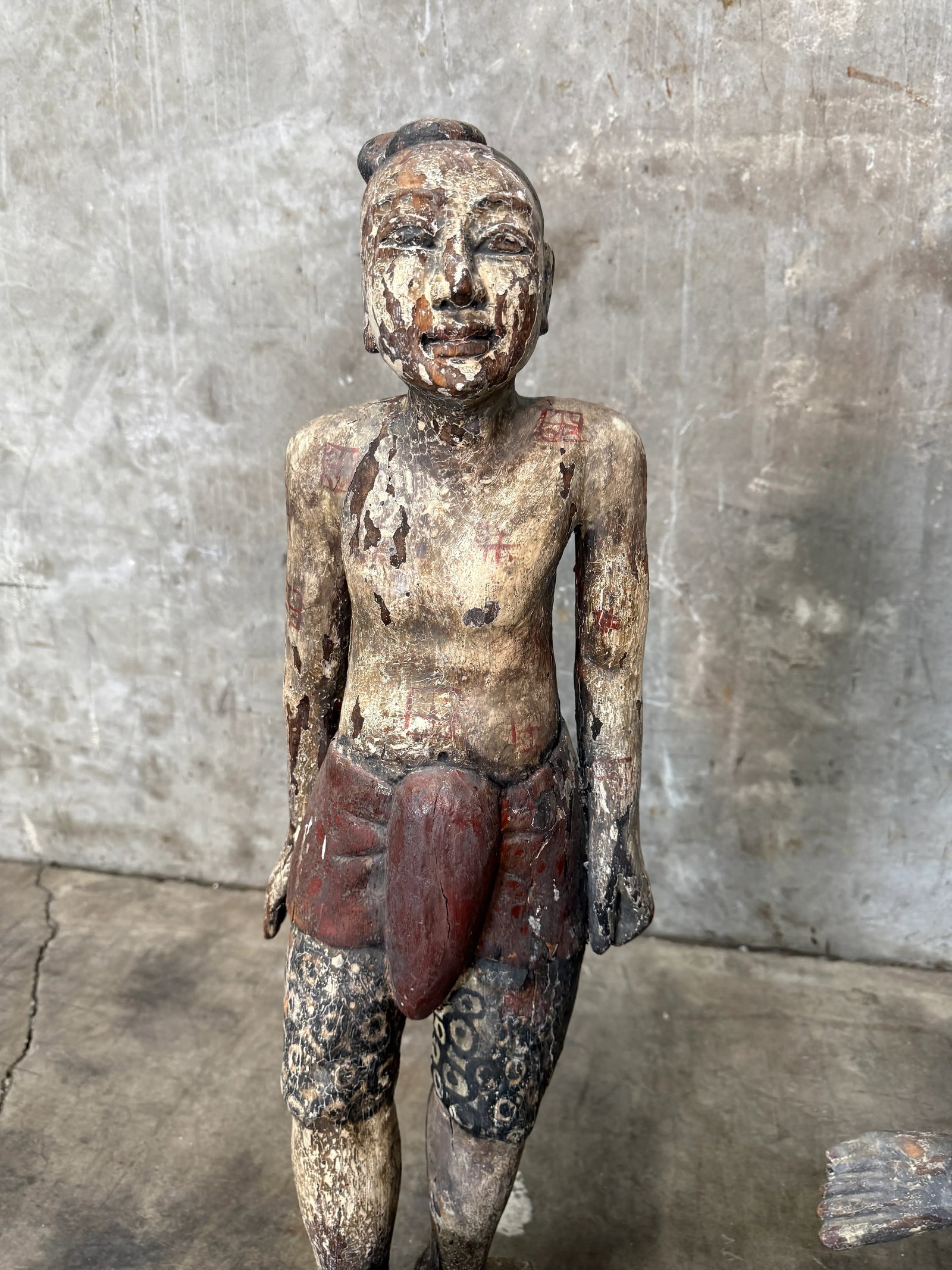 Late 20th Century Pair of Balinese Statues in Playful Tandem - 2