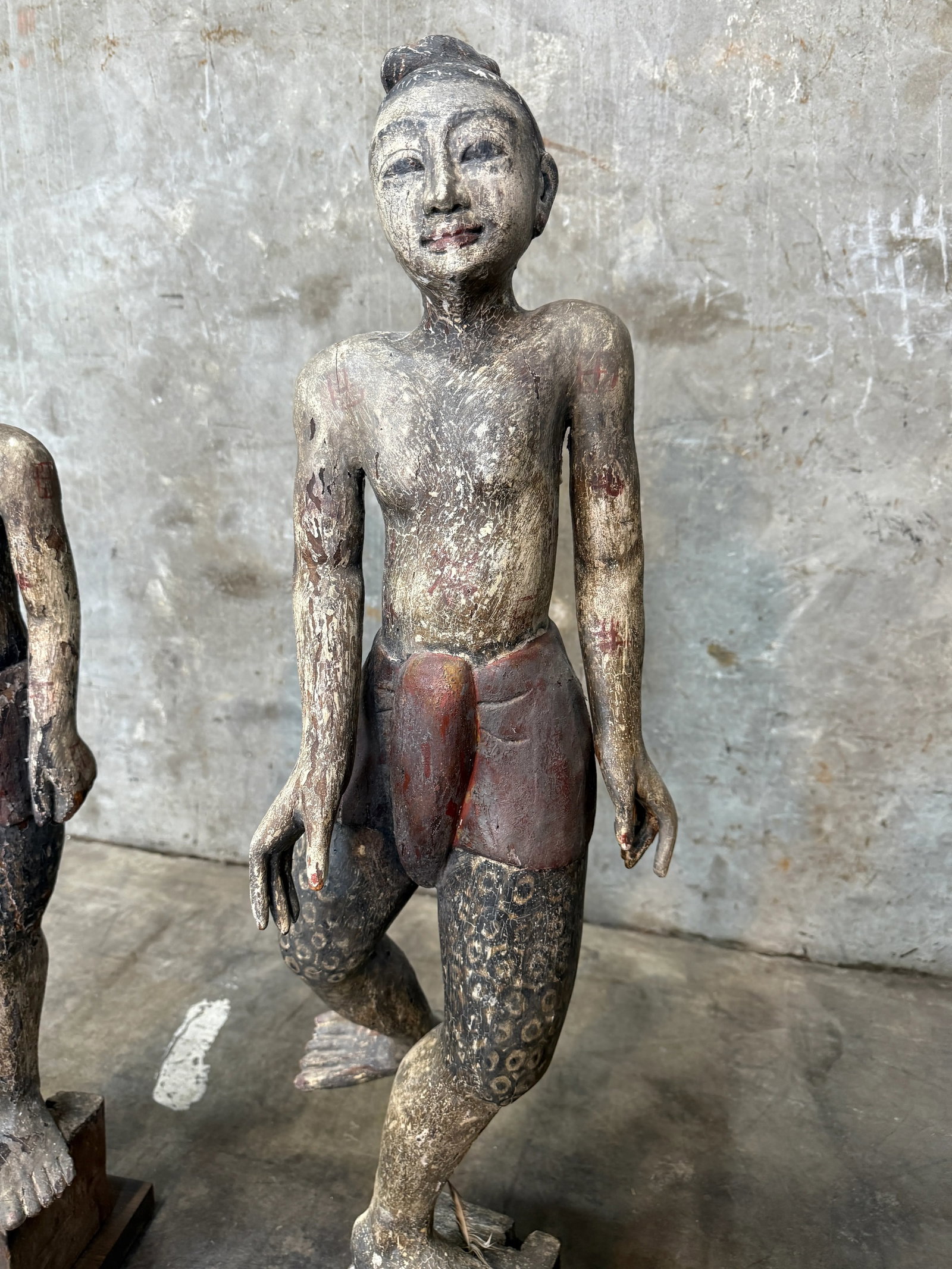 Late 20th Century Pair of Balinese Statues in Playful Tandem - 4