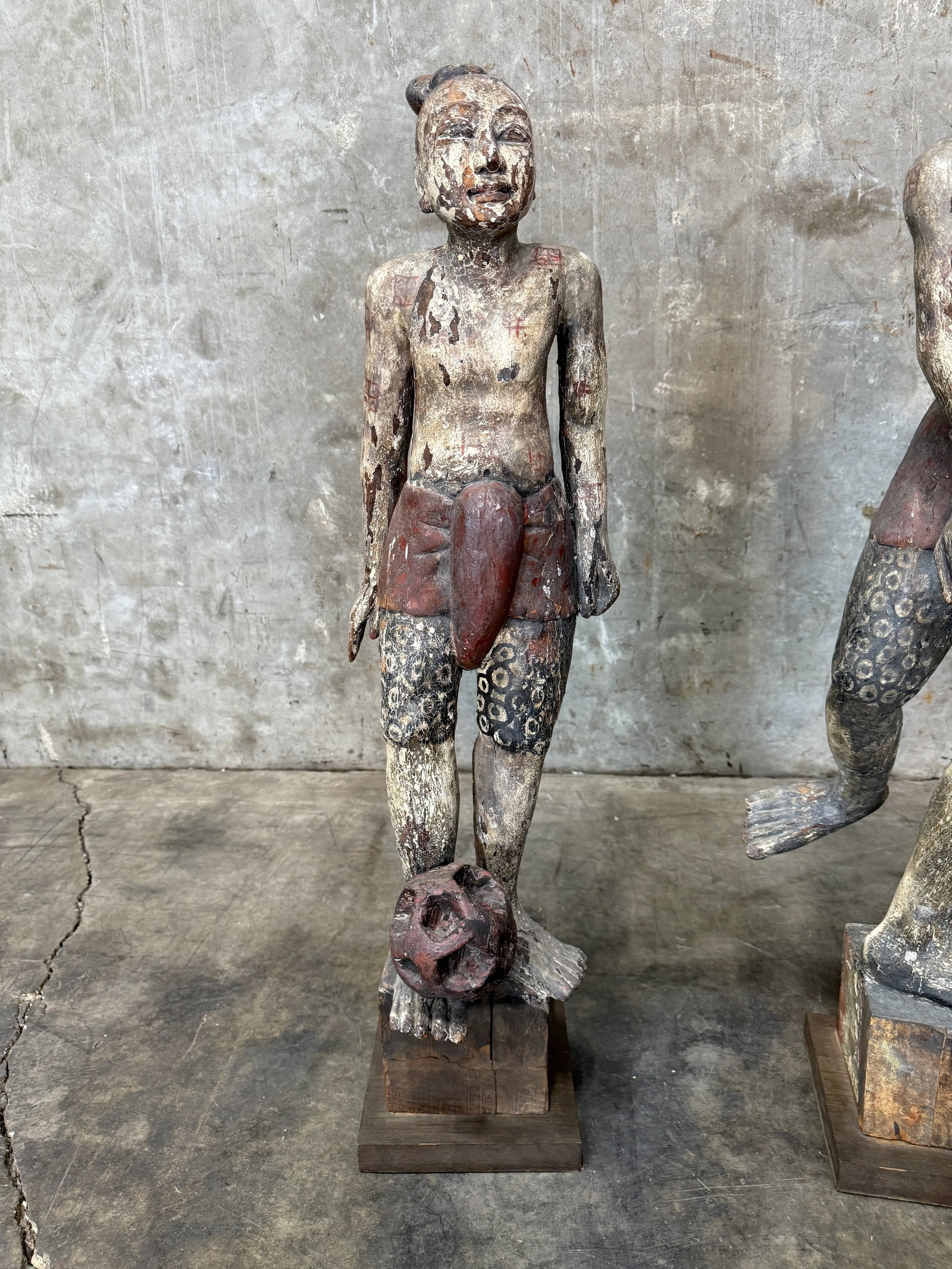 Late 20th Century Pair of Balinese Statues in Playful Tandem - 5