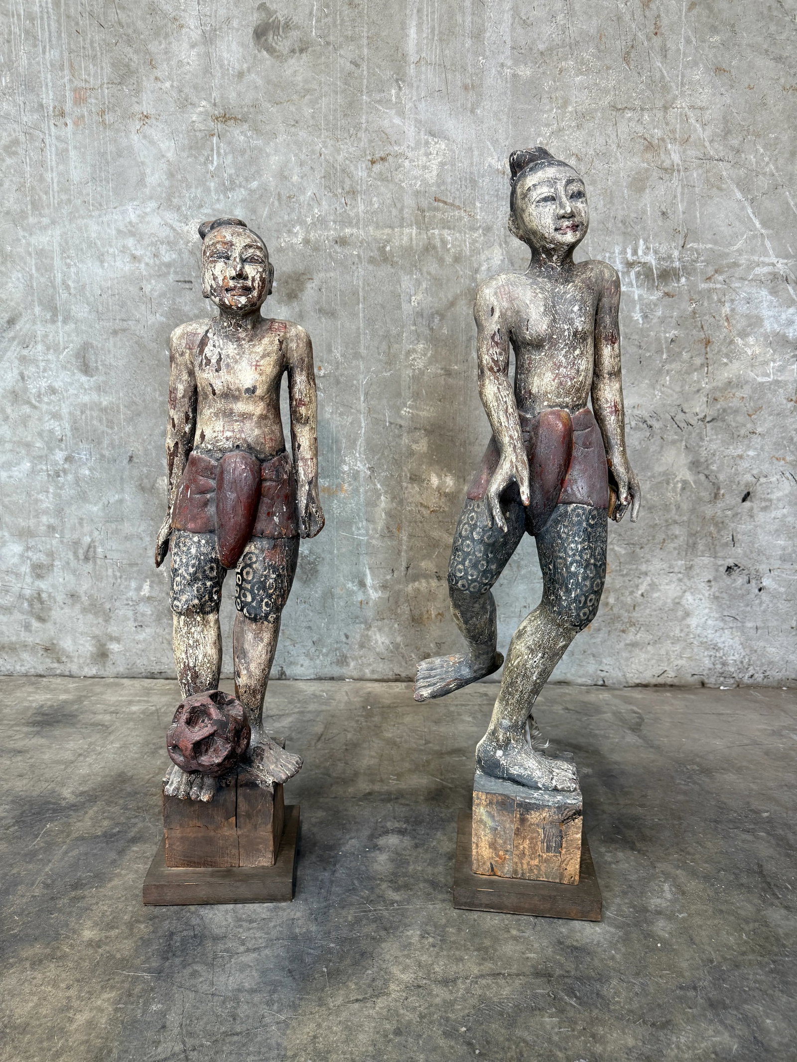 Late 20th Century Pair of Balinese Statues in Playful Tandem - 6
