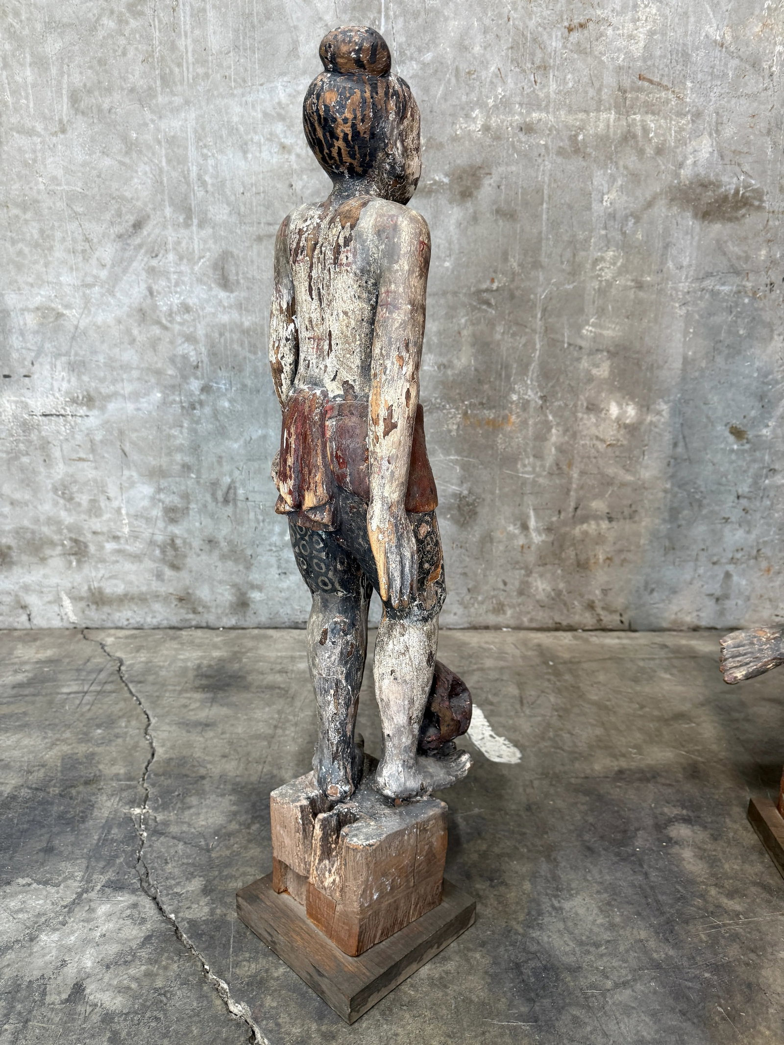 Late 20th Century Pair of Balinese Statues in Playful Tandem - 7