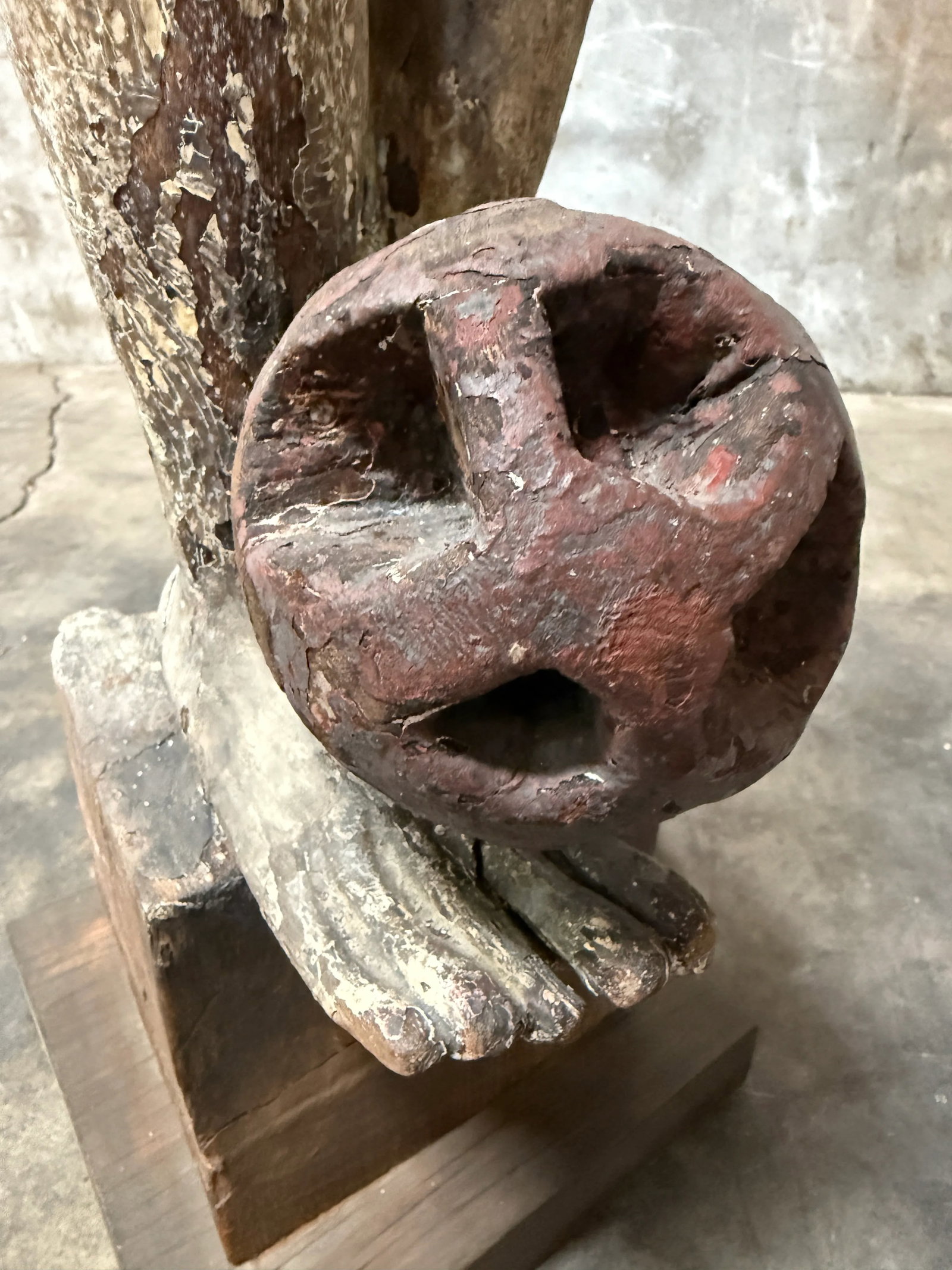 Late 20th Century Pair of Balinese Statues in Playful Tandem - 8