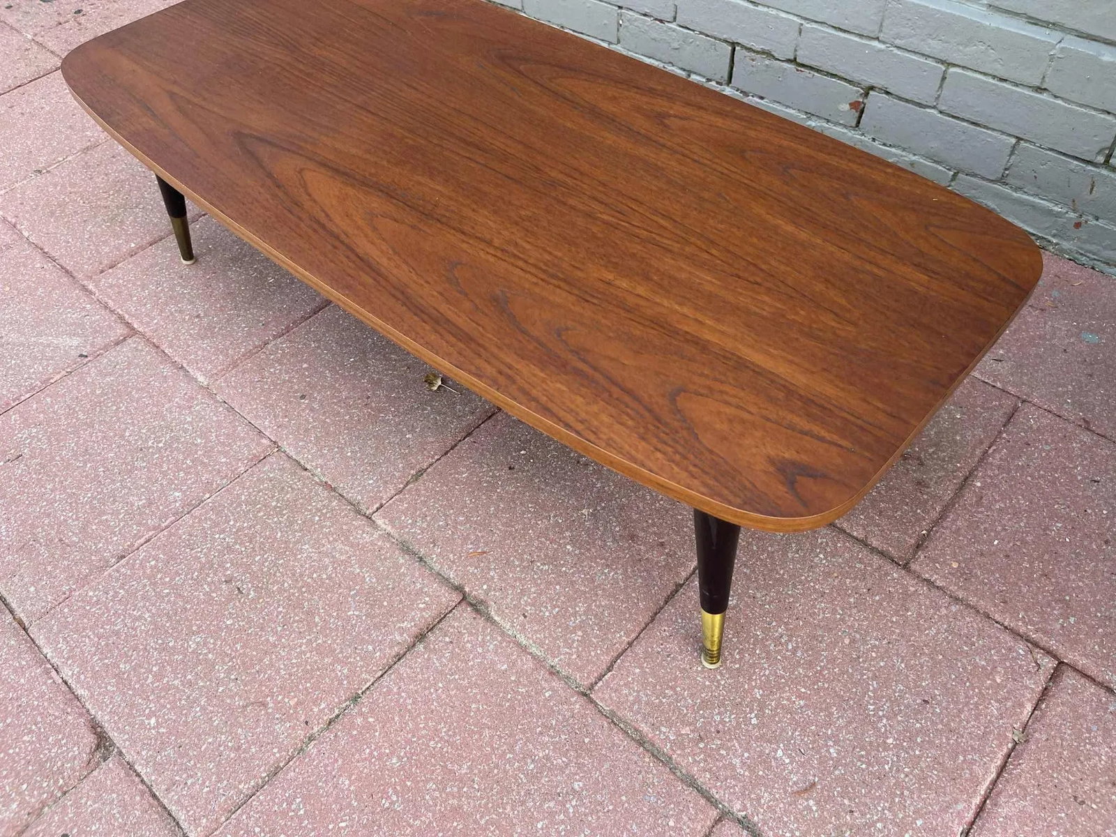 1960s Mid-Century Modern Coffee Table With Tapered Legs & Brass Accents - 2