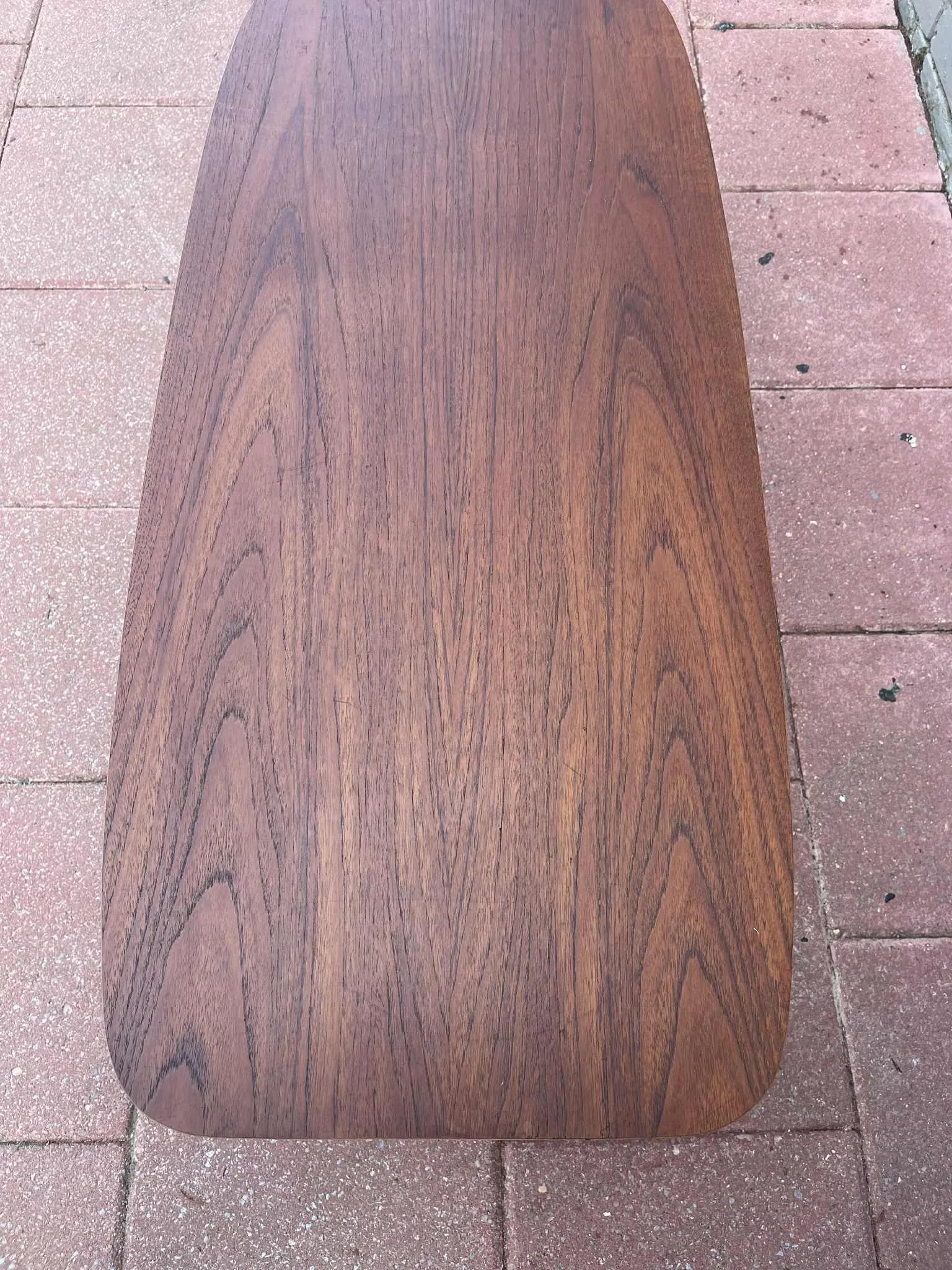 1960s Mid-Century Modern Coffee Table With Tapered Legs & Brass Accents - 3