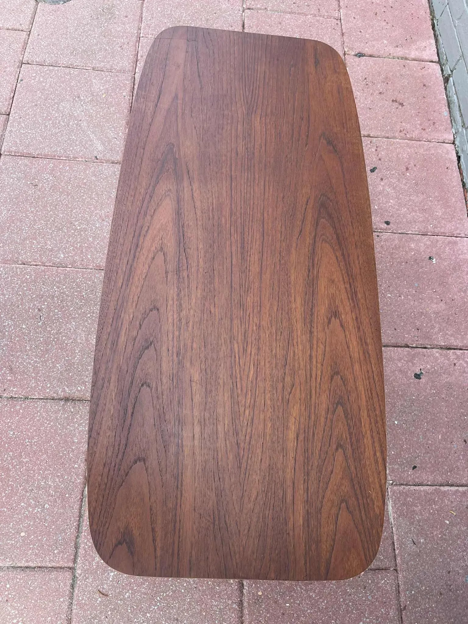 1960s Mid-Century Modern Coffee Table With Tapered Legs & Brass Accents - 4