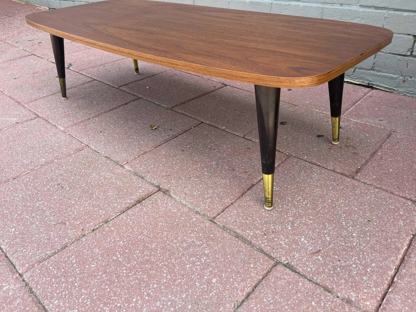1960s Mid-Century Modern Coffee Table With Tapered Legs & Brass Accents - 6