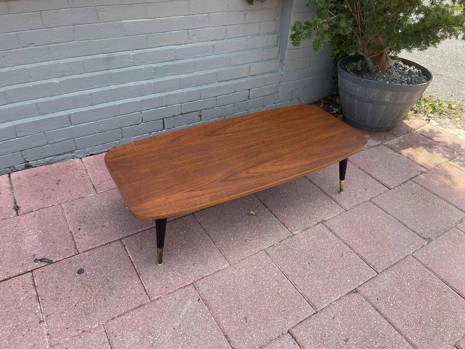 1960s Mid-Century Modern Coffee Table With Tapered Legs & Brass Accents - 7