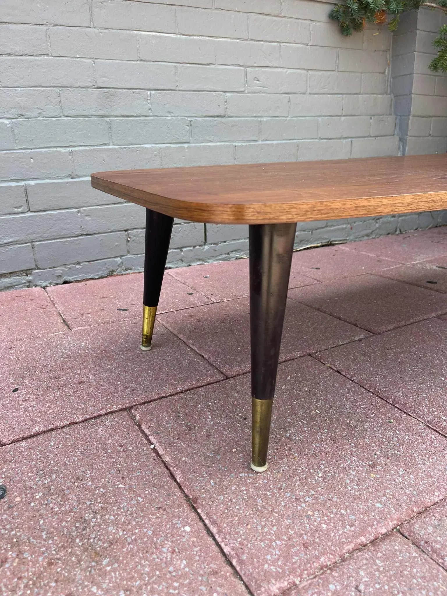 1960s Mid-Century Modern Coffee Table With Tapered Legs & Brass Accents - 8