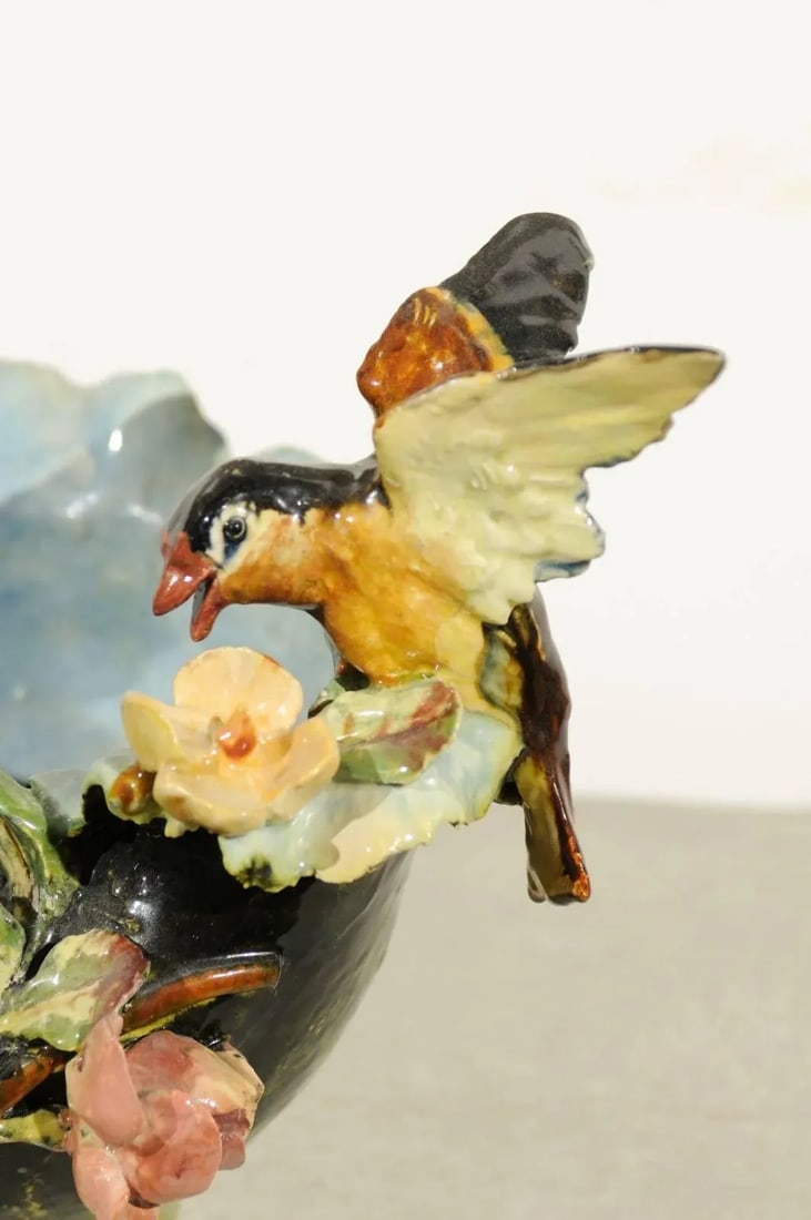 19th Century French Barbotine Covered Bowl with Bird and Bird Nest Décor - 8
