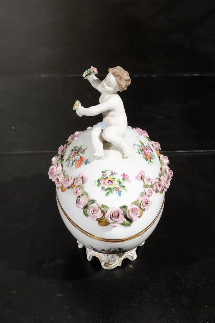 French Sèvres 19th Century Porcelain Egg with Putto and Garland of Pink Roses - 10
