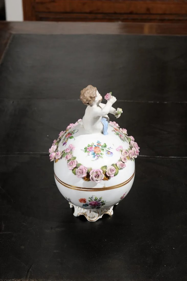 French Sèvres 19th Century Porcelain Egg with Putto and Garland of Pink Roses - 11