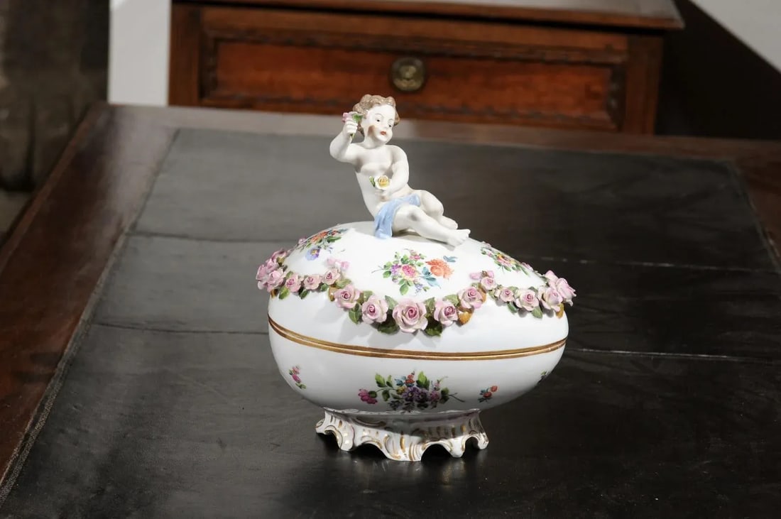 French Sèvres 19th Century Porcelain Egg with Putto and Garland of Pink Roses - 2