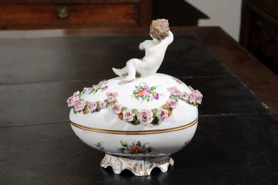 French Sèvres 19th Century Porcelain Egg with Putto and Garland of Pink Roses - 3