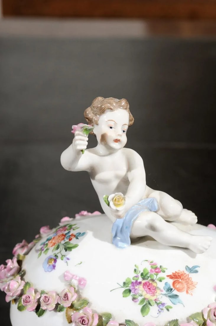 French Sèvres 19th Century Porcelain Egg with Putto and Garland of Pink Roses - 5