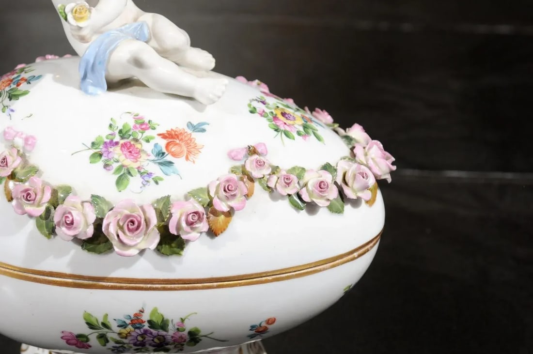 French Sèvres 19th Century Porcelain Egg with Putto and Garland of Pink Roses - 6