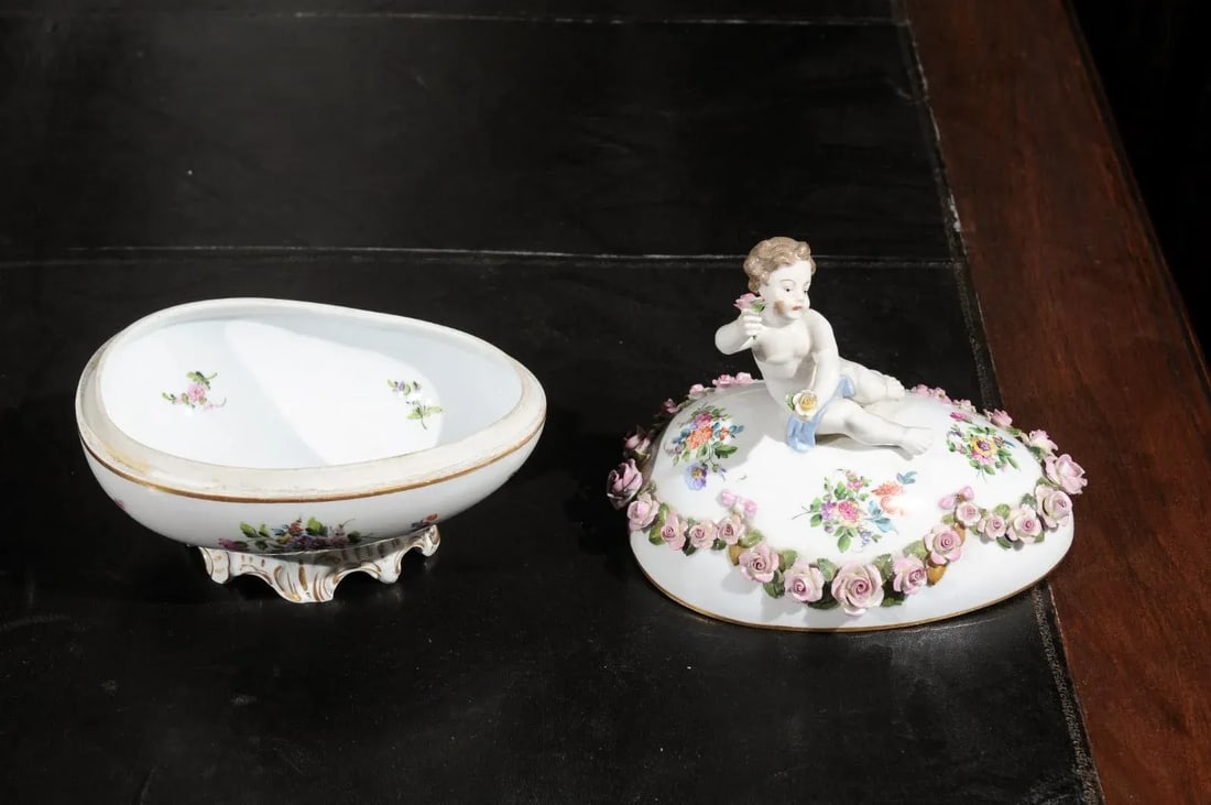 French Sèvres 19th Century Porcelain Egg with Putto and Garland of Pink Roses - 7