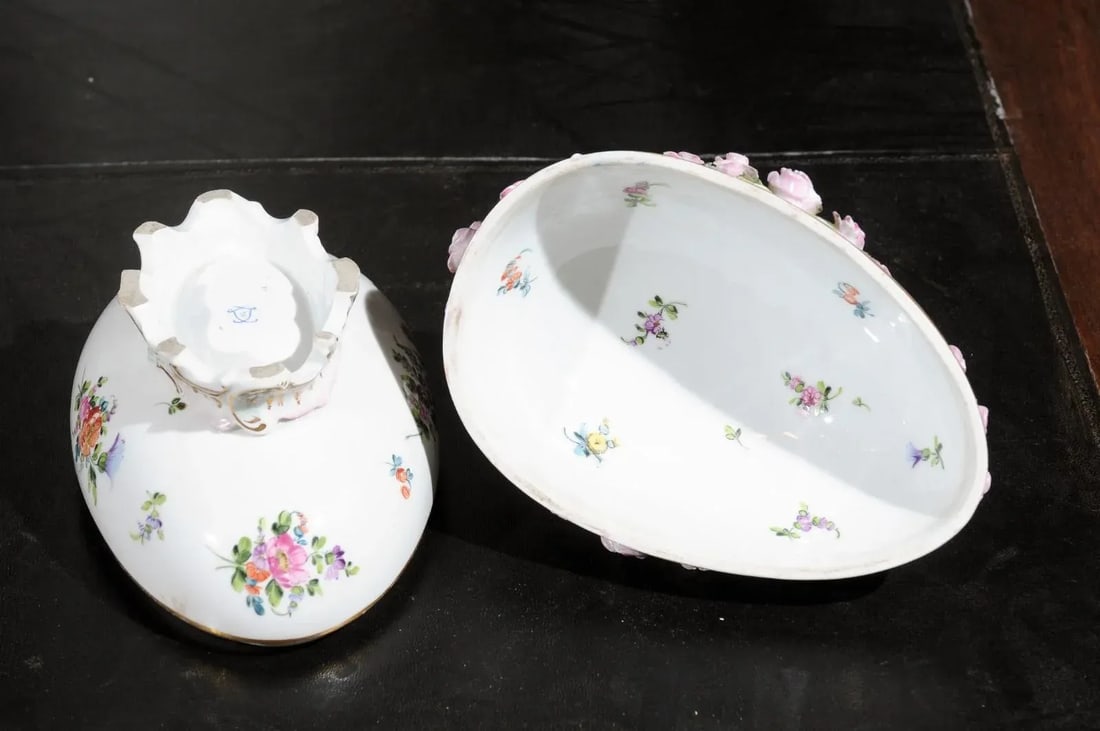 French Sèvres 19th Century Porcelain Egg with Putto and Garland of Pink Roses - 8
