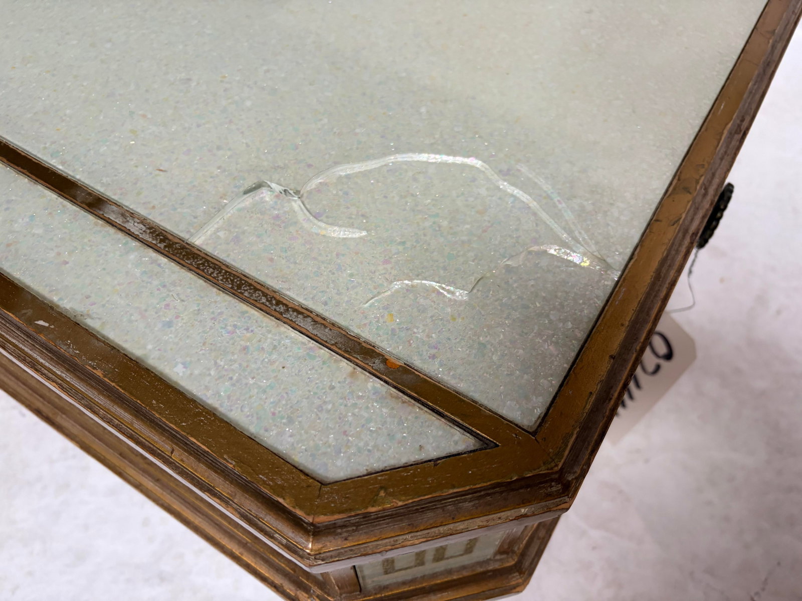 Mid 20th Century A Pair of Reverse-Painted and Opalescent Nightstands - 16