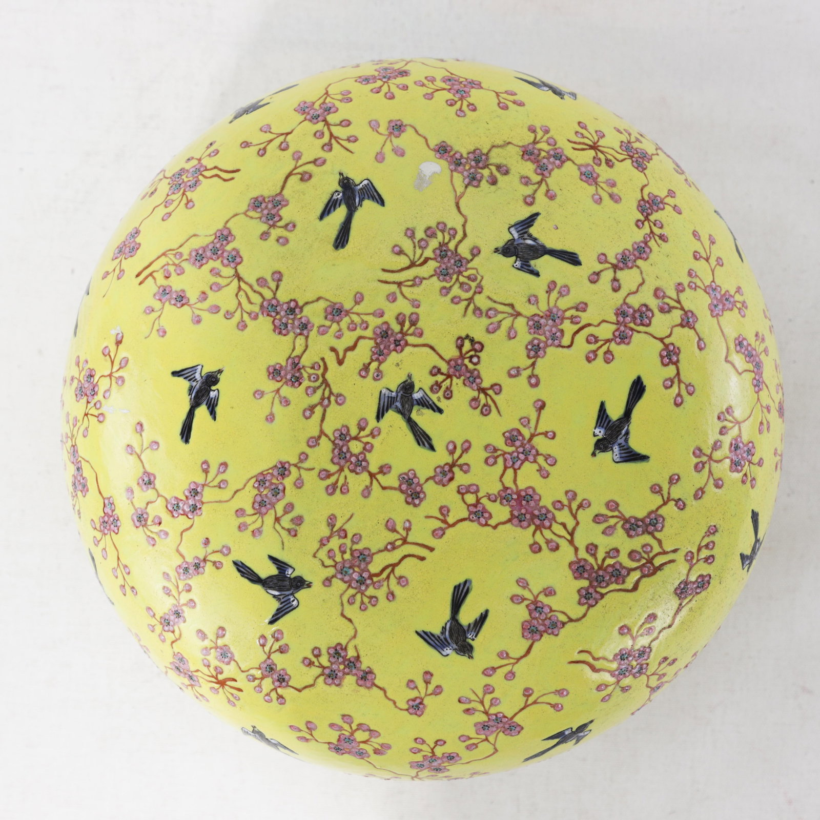 Vintage Chinese Yellow-Ground Famille Rose 'Prunus and Magpie' Porcelain Covered Box - 3