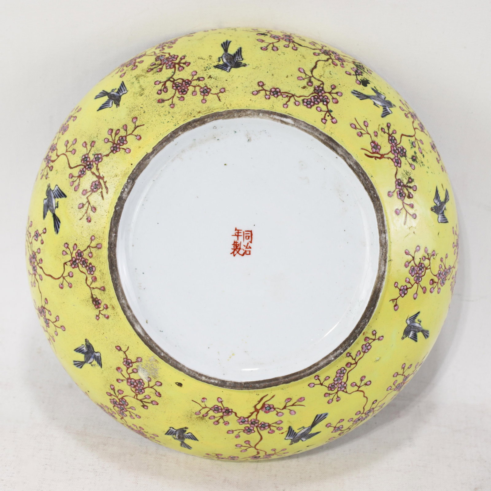 Vintage Chinese Yellow-Ground Famille Rose 'Prunus and Magpie' Porcelain Covered Box - 5