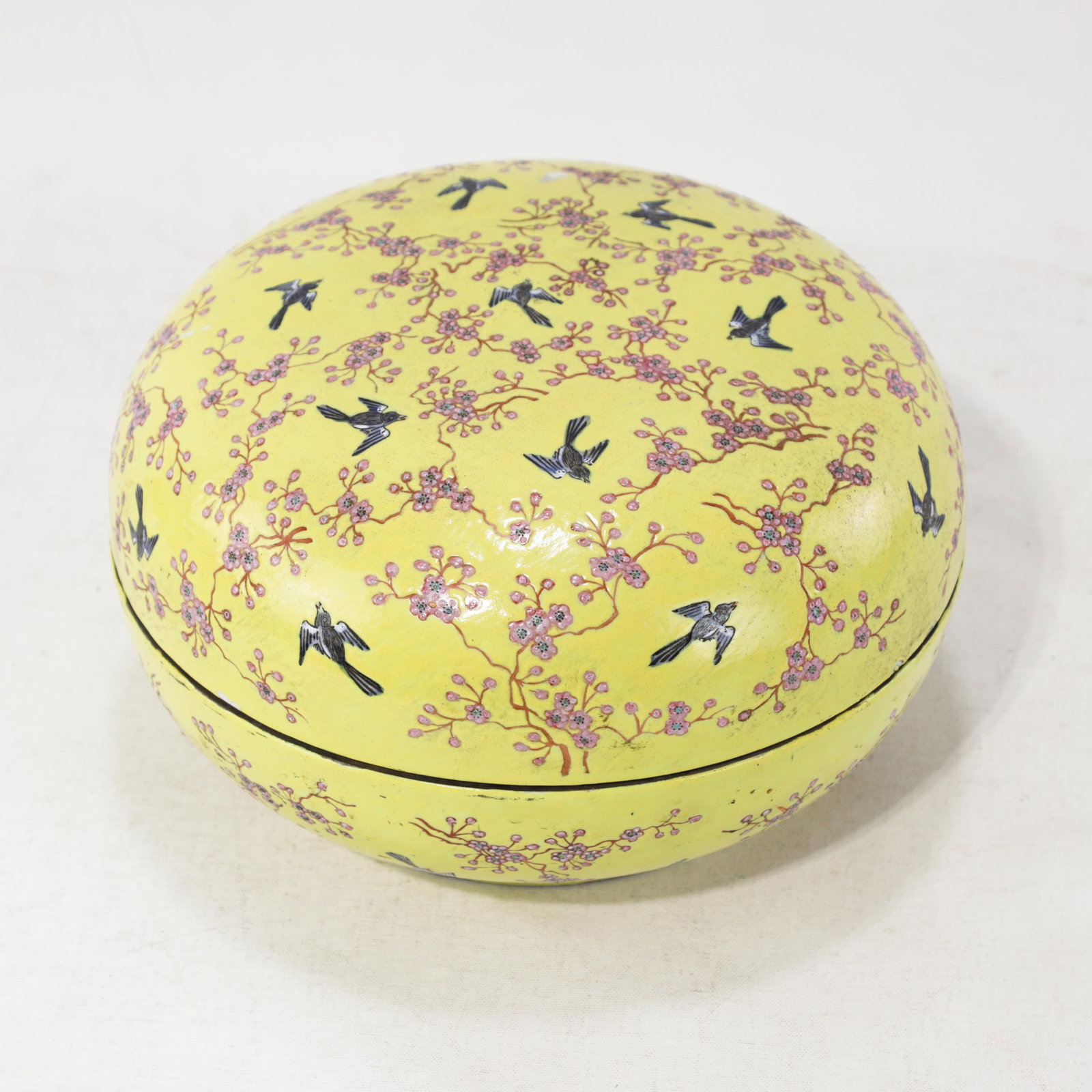 Vintage Chinese Yellow-Ground Famille Rose 'Prunus and Magpie' Porcelain Covered Box - 6
