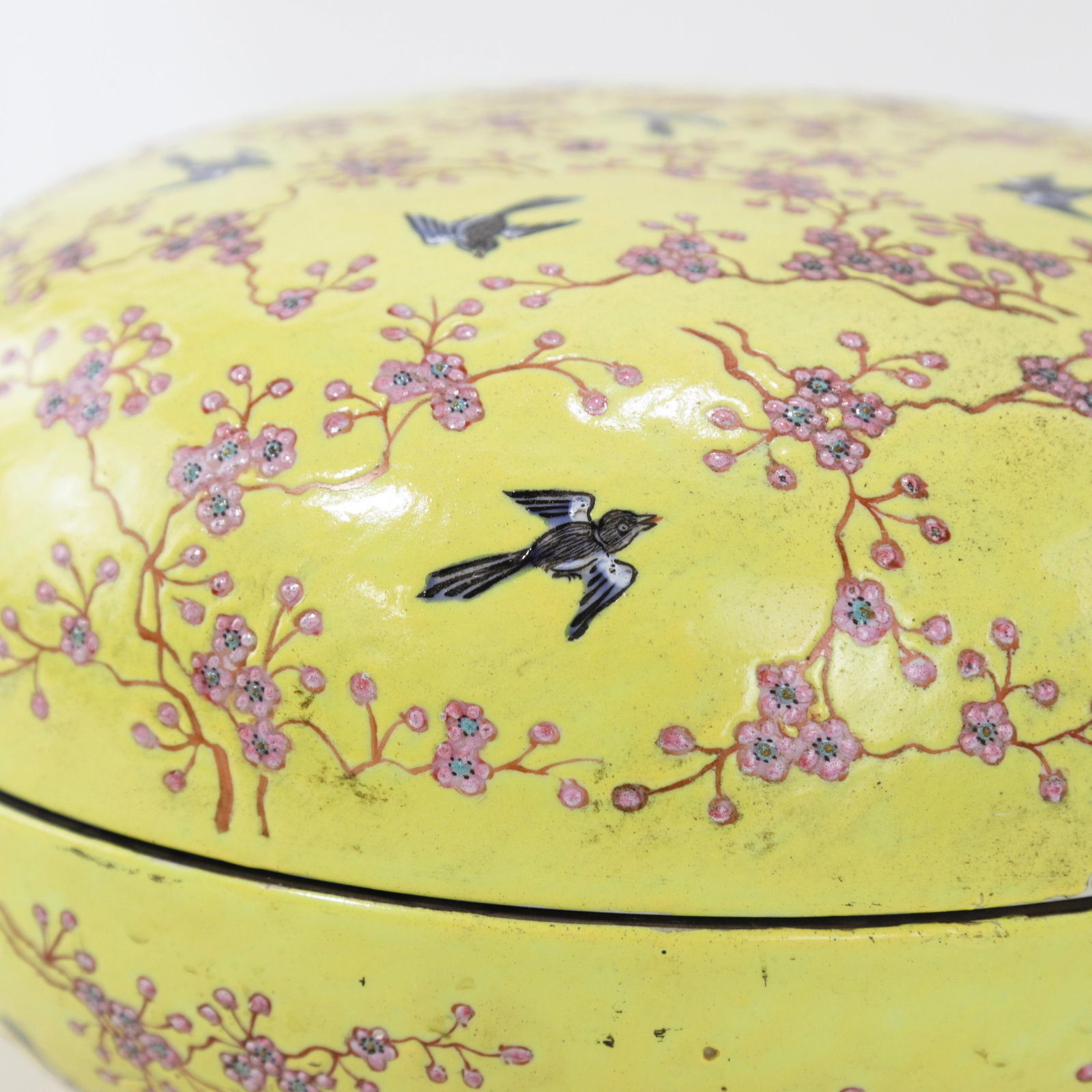 Vintage Chinese Yellow-Ground Famille Rose 'Prunus and Magpie' Porcelain Covered Box - 8