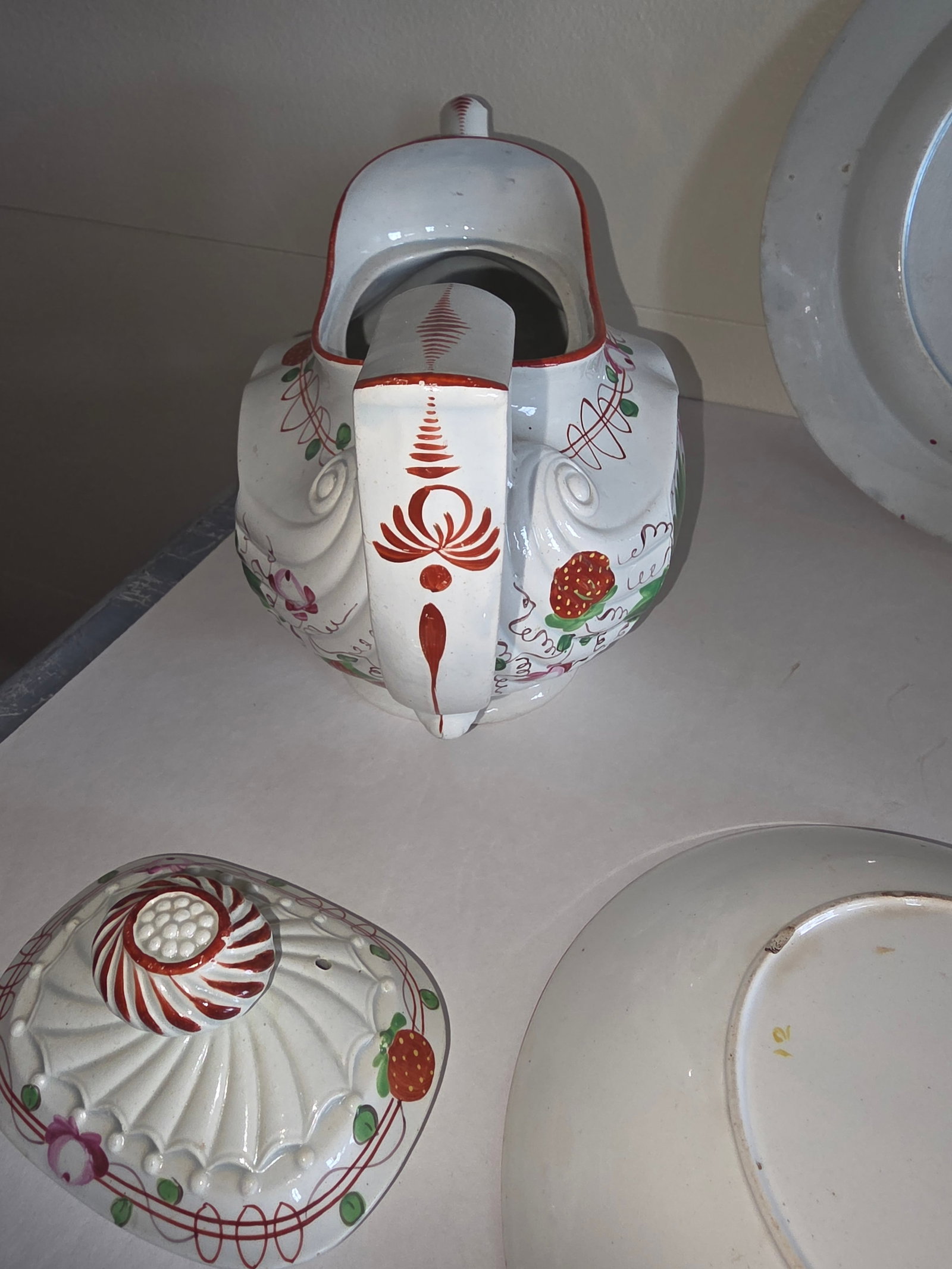 Group of English Pearlware Strawberry and Vine - 7