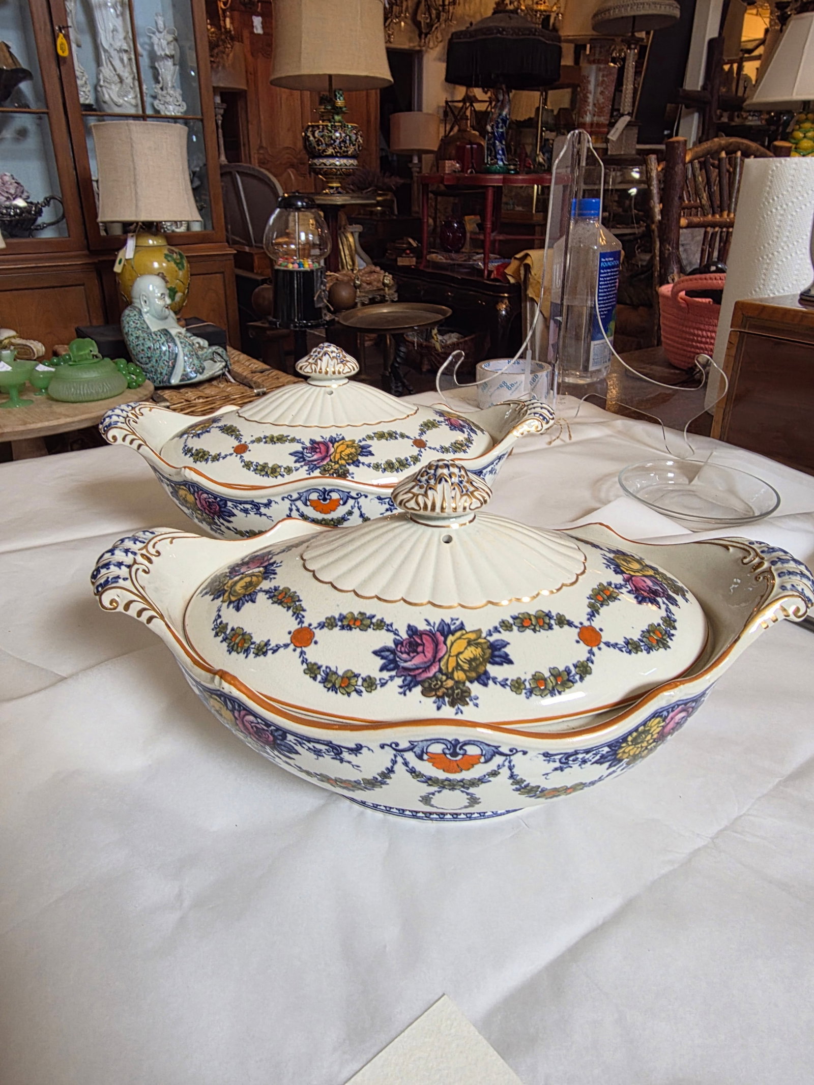 Pair of Wedgwood Tureens Grosvenor Pattern - 2
