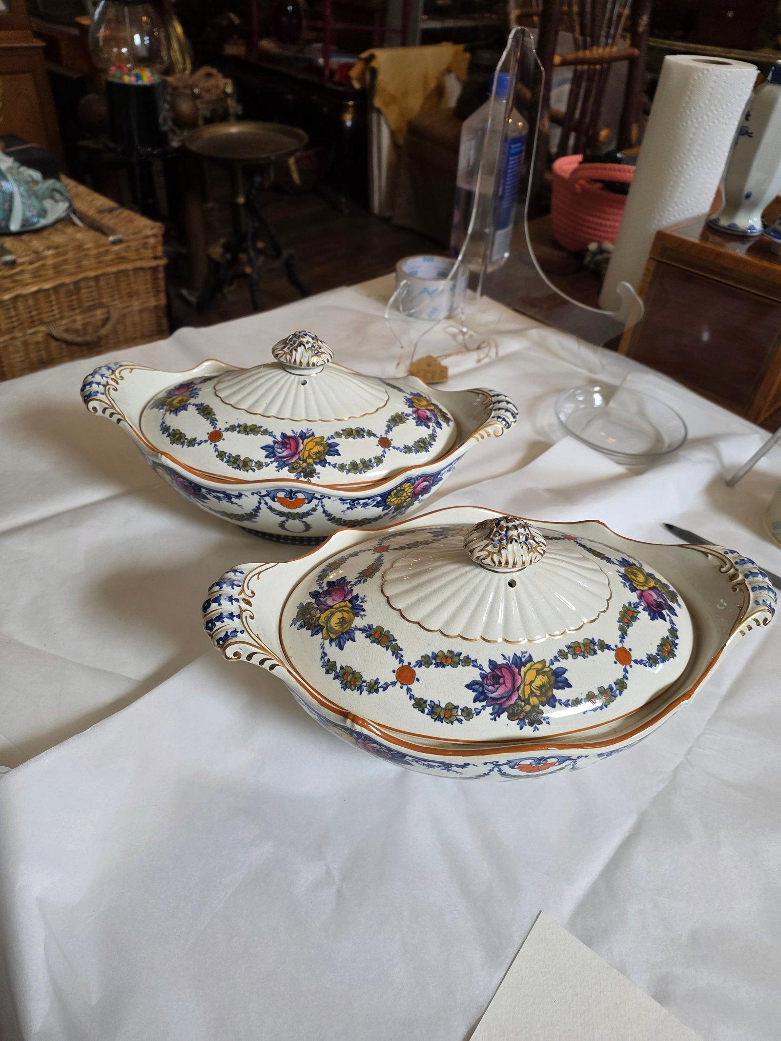 Pair of Wedgwood Tureens Grosvenor Pattern - 3