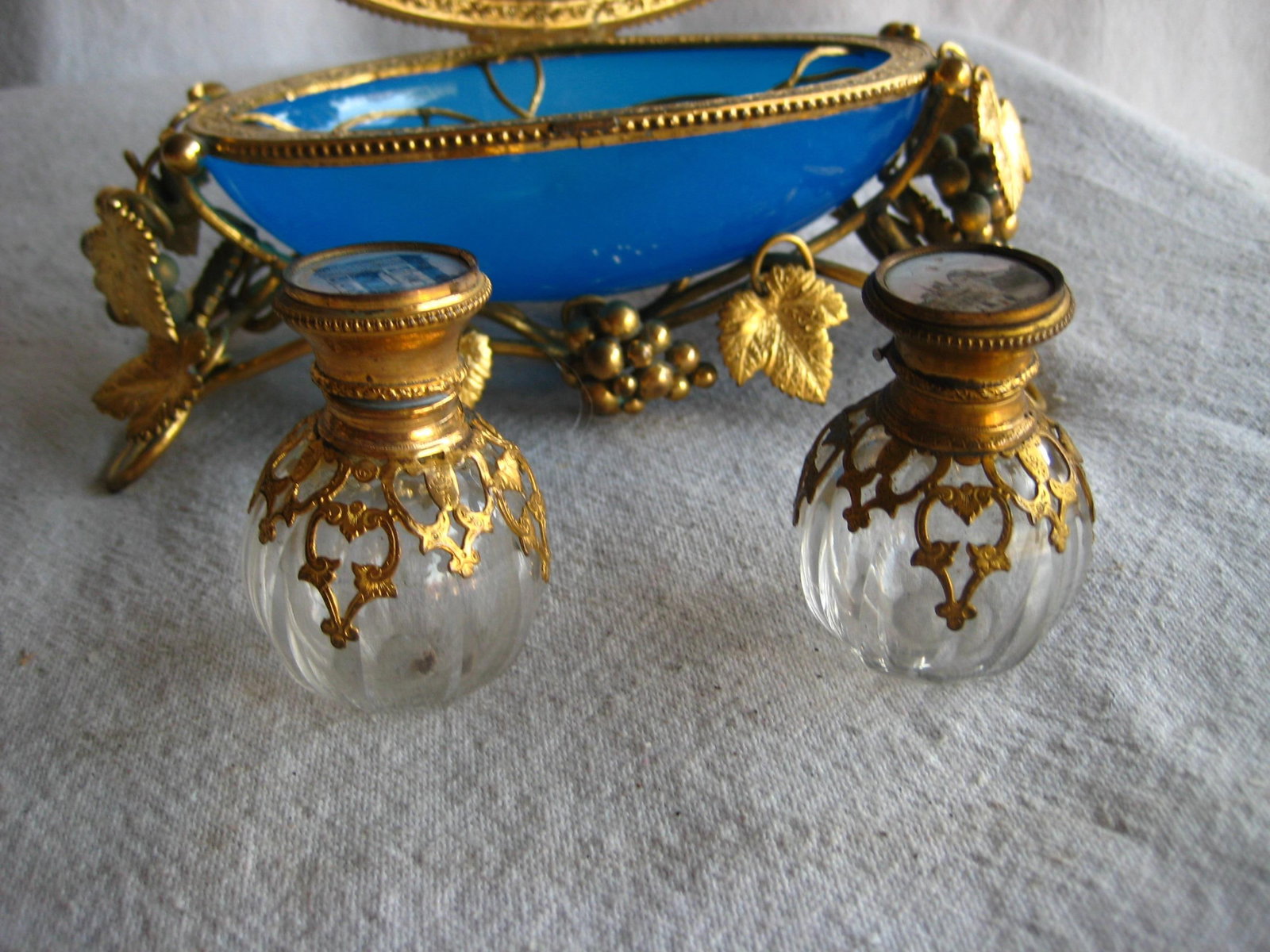 French Large Bleu Opaline Egg Box With Perfume Bottles View of Paris 19 Century - 10