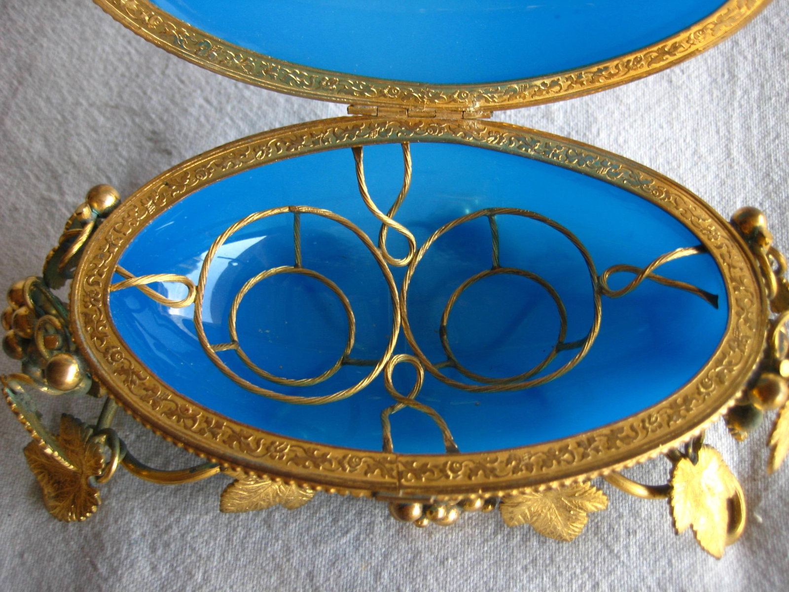 French Large Bleu Opaline Egg Box With Perfume Bottles View of Paris 19 Century - 11