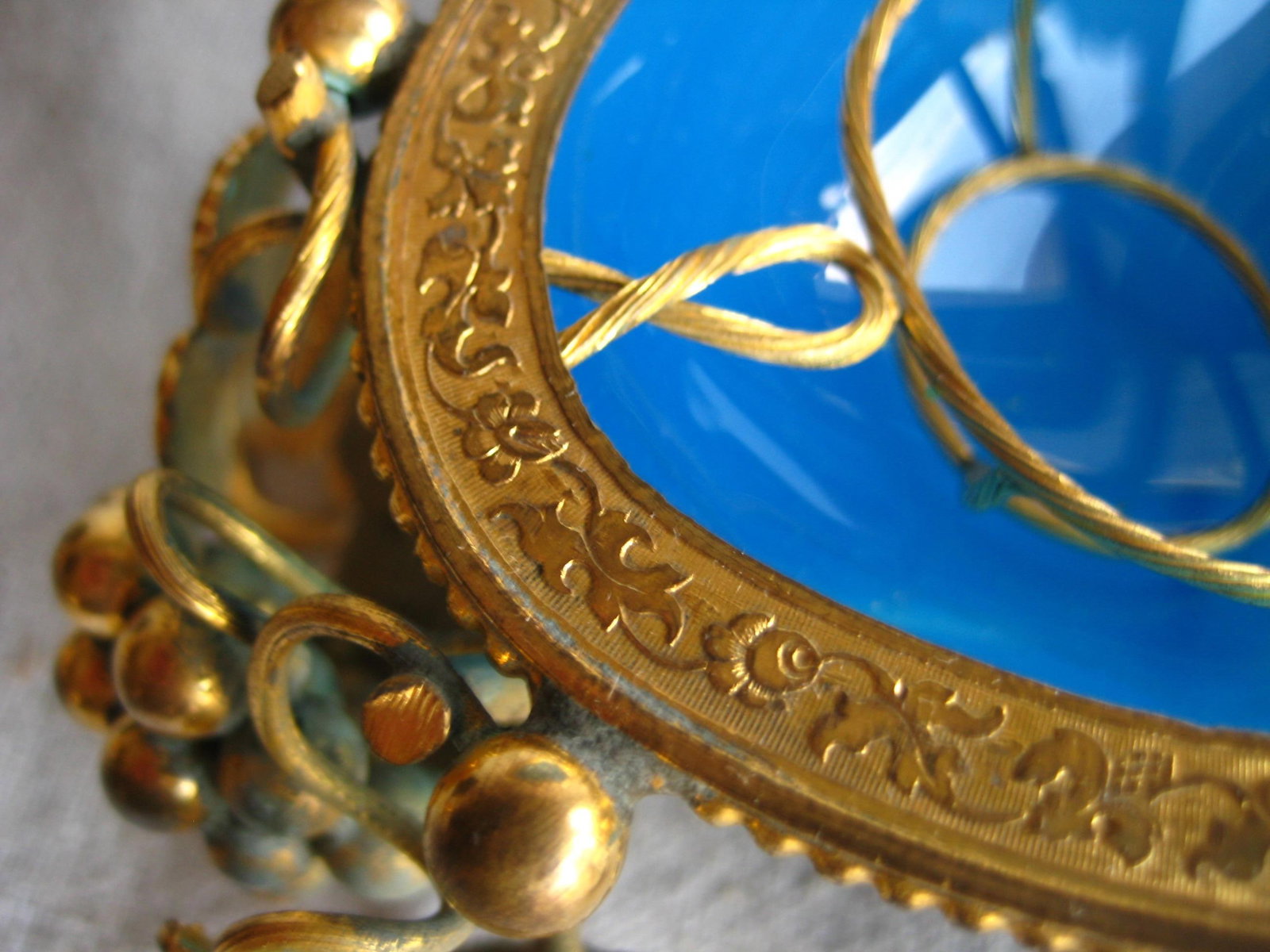 French Large Bleu Opaline Egg Box With Perfume Bottles View of Paris 19 Century - 12