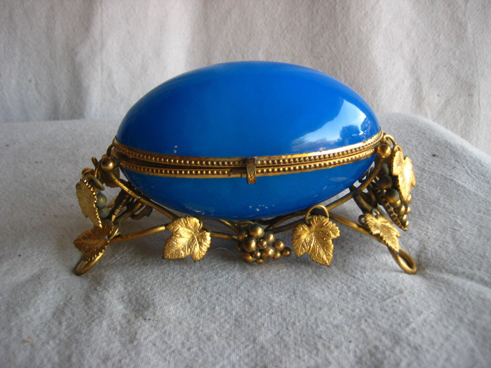 French Large Bleu Opaline Egg Box With Perfume Bottles View of Paris 19 Century - 2