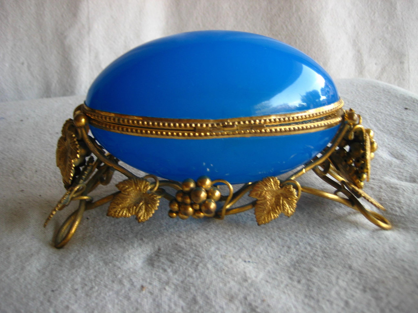 French Large Bleu Opaline Egg Box With Perfume Bottles View of Paris 19 Century - 4