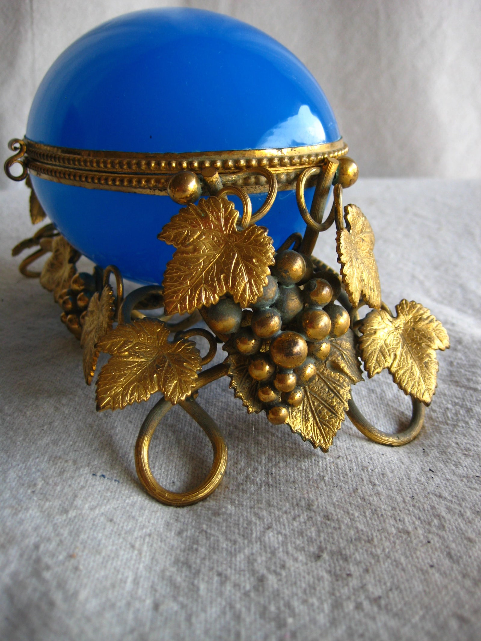 French Large Bleu Opaline Egg Box With Perfume Bottles View of Paris 19 Century - 5