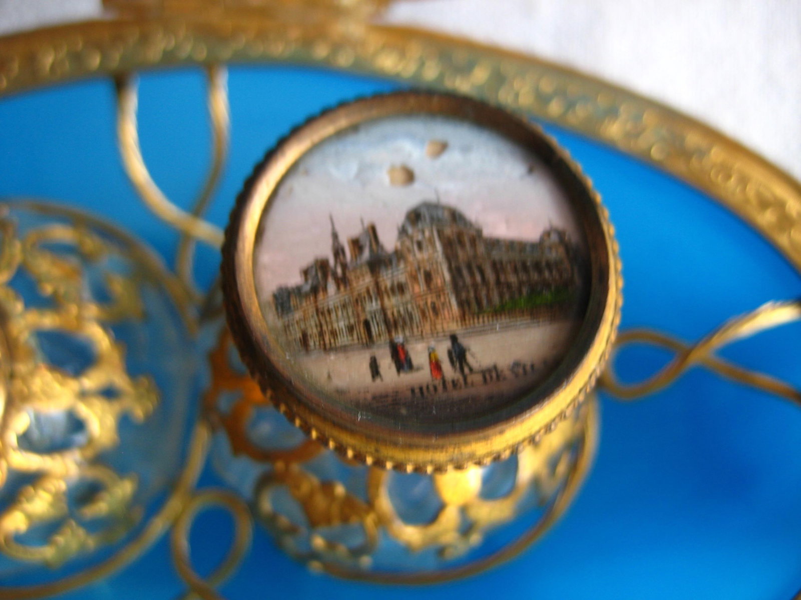French Large Bleu Opaline Egg Box With Perfume Bottles View of Paris 19 Century - 7