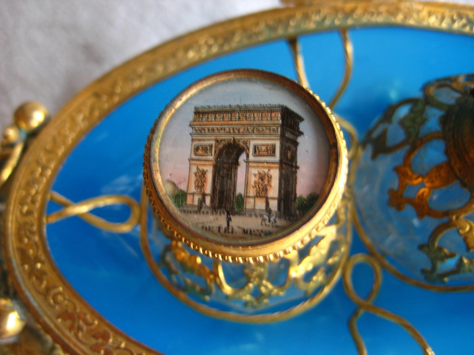 French Large Bleu Opaline Egg Box With Perfume Bottles View of Paris 19 Century - 8