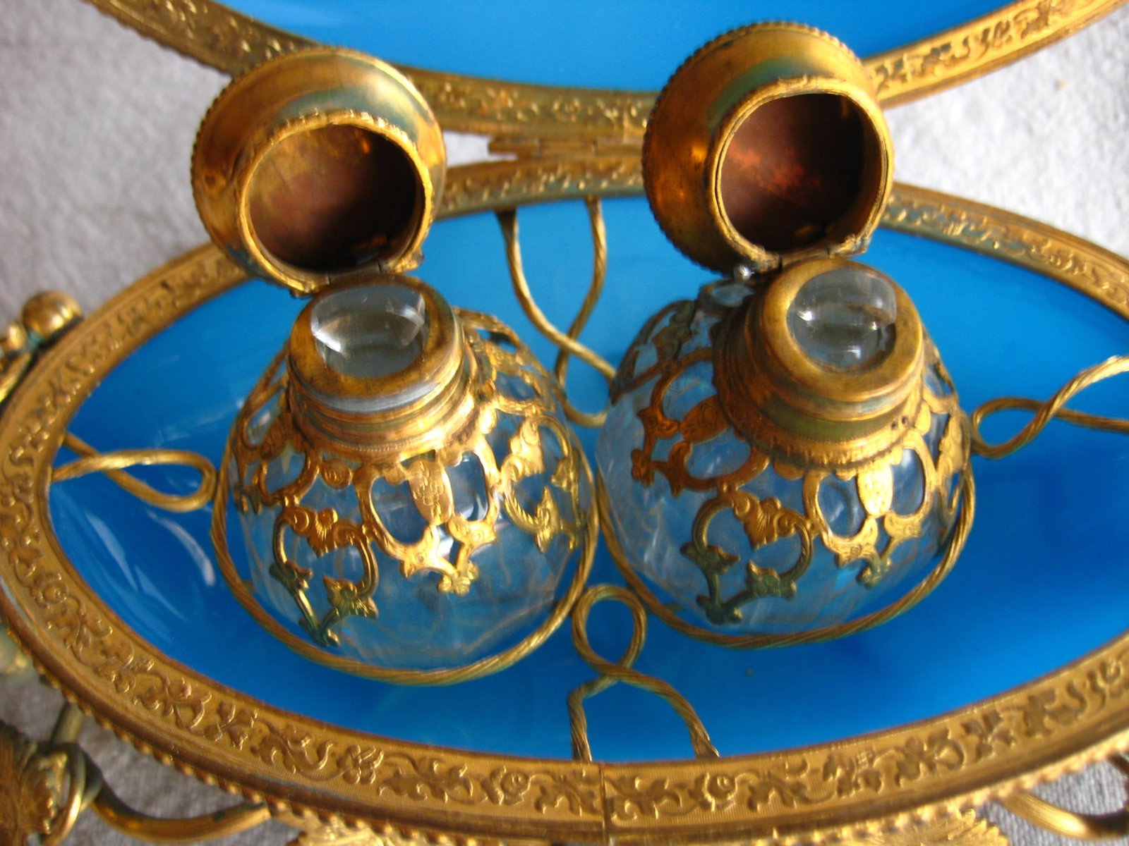 French Large Bleu Opaline Egg Box With Perfume Bottles View of Paris 19 Century - 9
