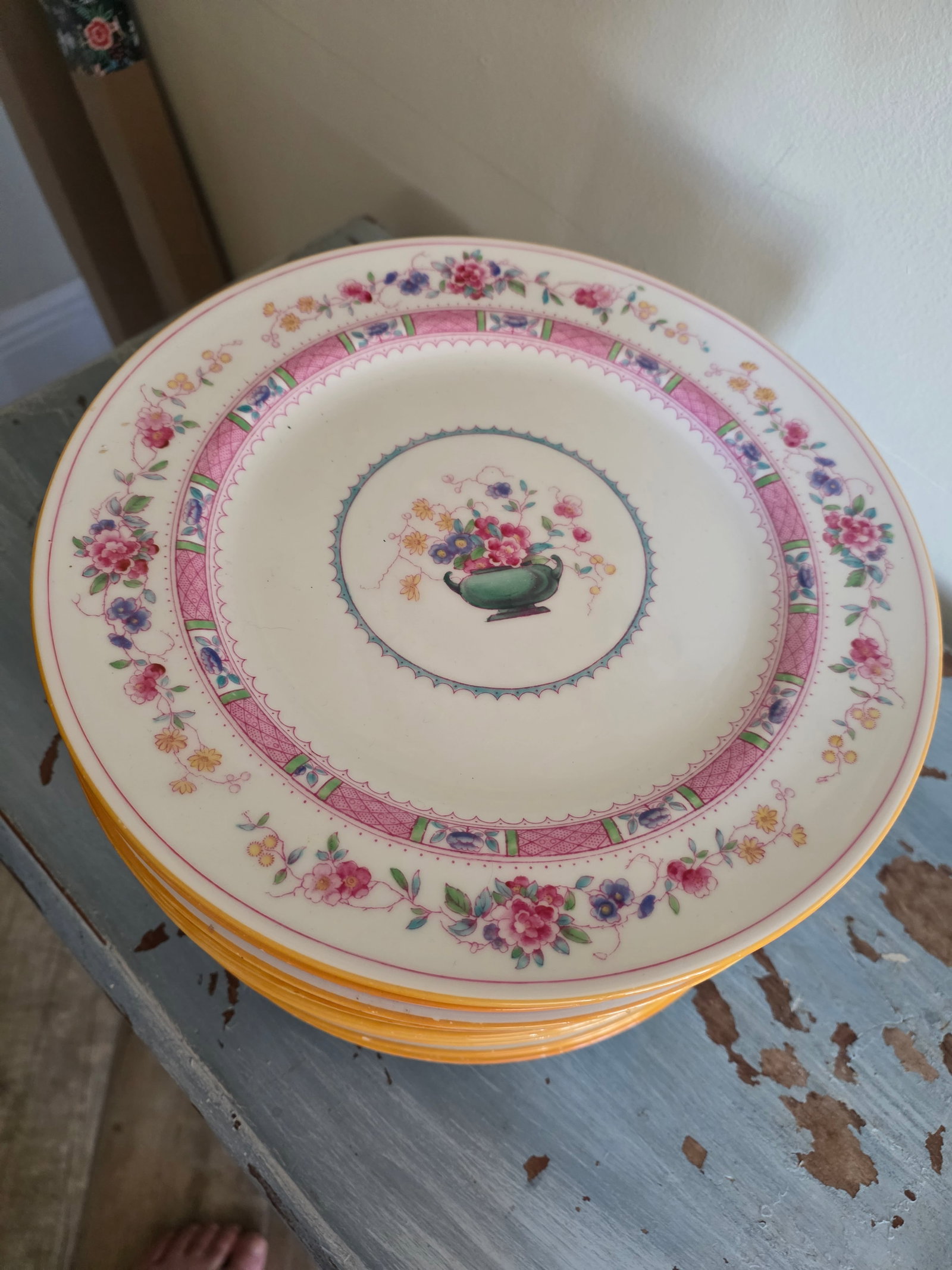 Royal Doulton Urn Pattern Dinner Plates Set of Fifteen - 2