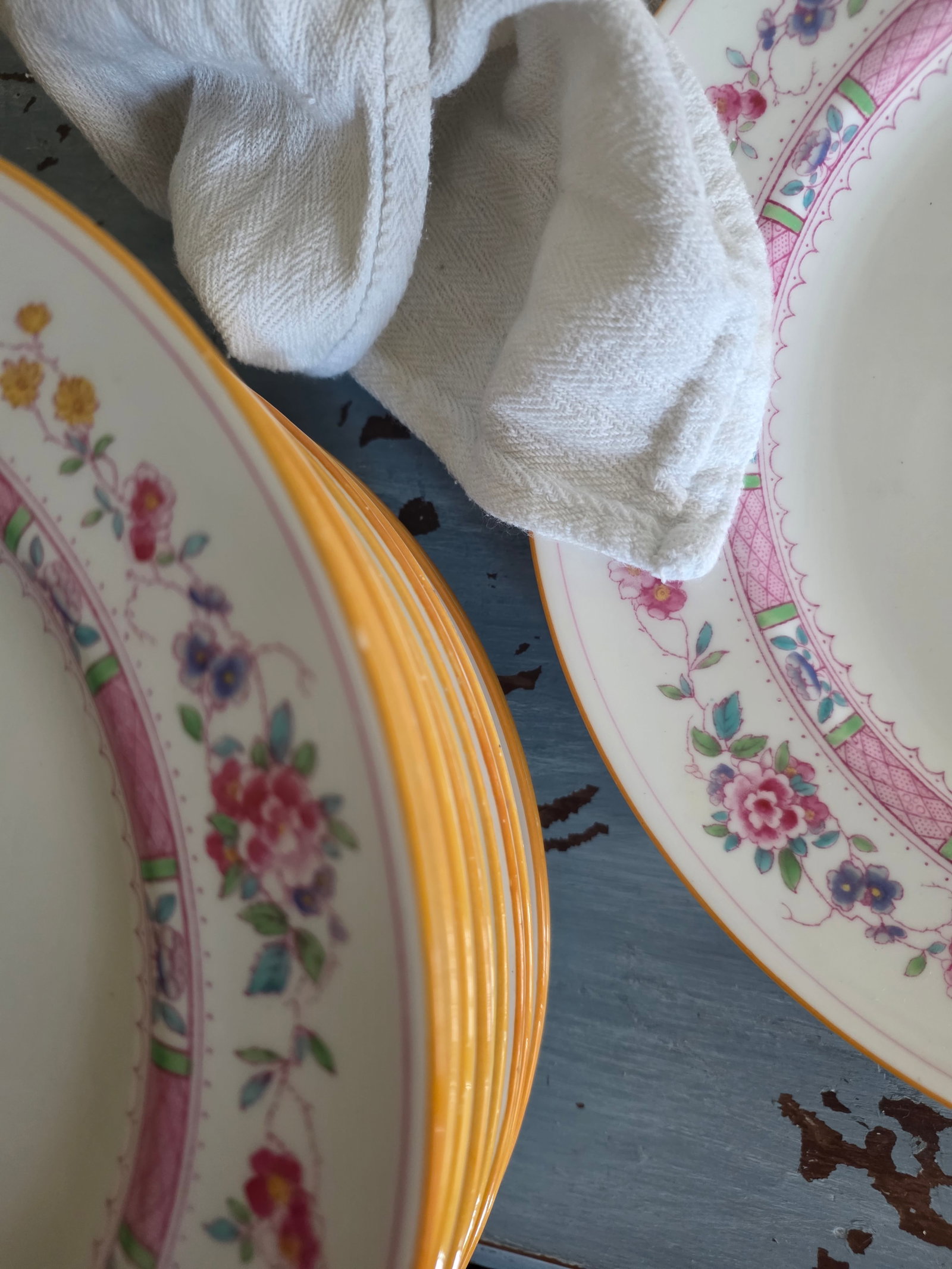 Royal Doulton Urn Pattern Dinner Plates Set of Fifteen - 4